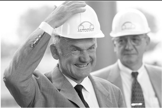 图:2000年,皮耶希参加大众汽车城(Autostadt)开业典礼