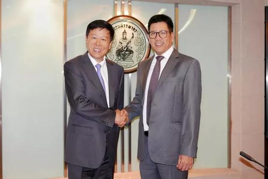 开心8下载首页,猫咪眼神迷离还放电,一身演技全靠小眯眼
