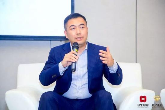 公海赌船710手机app 女乘客在轻轨站台处放声大哭,称孩子重病负债累累,扛不住了