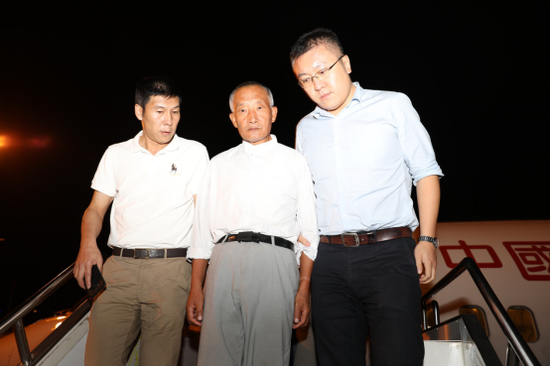 (犯罪嫌疑人张德友被带下舷梯)