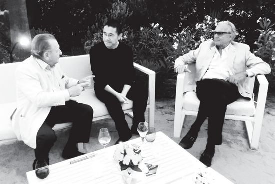 保罗·杜布吕(左)和杰拉德·贝里松(右)跟季琦交谈的场景 图片来源于《未尽之美》内文