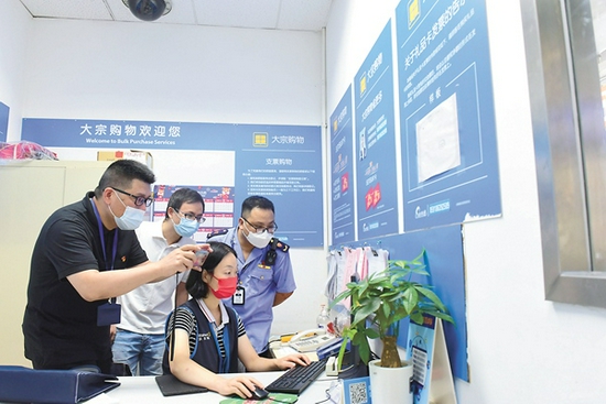 国庆假期,福建省福州市仓山区纪委监委派出5个监督小组,深入超市、酒店等场所,严查隐形变异、改头换面的“四风”问题。图为检查组成员在某超市查看电子礼品卡销售记录,摸排公款送礼问题。林丹 摄