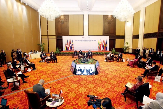 2月17日，东盟国家外长在柬埔寨首都金边举行非正式会议，承诺确保全面有效实施区域全面经济伙伴关系协定（RCEP）。图/新华