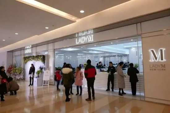 多地苹果门店现场排长队 afe6-1f35e7e28670acf67031c6ace717e0d9.jpg