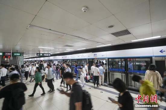 资料图：北京地铁国贸站早高峰。中新社记者 贾天勇 摄