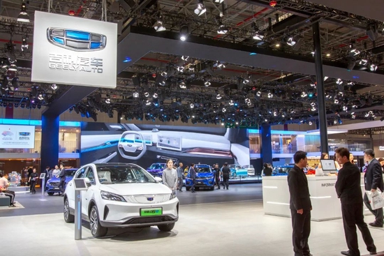 2019年4月17日，上海，第十八届上海国际汽车工业展览会，GEELY吉利汽车展台的吉利帝豪GSe。来源：视觉中国