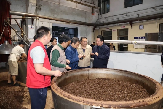 茅台董事长丁雄军到生产一线宣讲全国两会精神并调研茅台酒三轮次生产