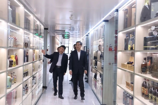 全国政协副主席梁振英一行视察中国酒业协会