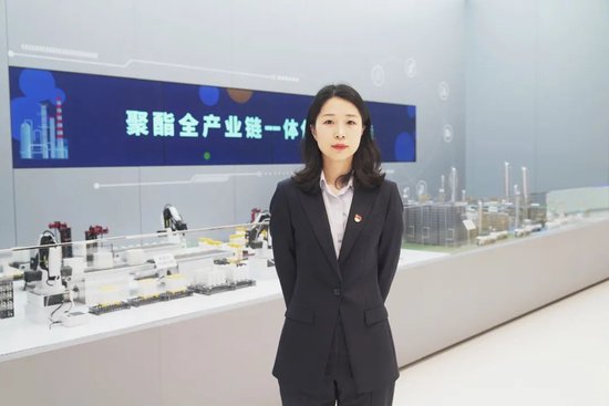 36岁美女“二代”接班350亿上市公司桐昆股份，“第一把火”就要破釜沉舟？