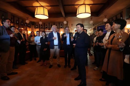 茅台丁雄军：加快推进巴黎公司自营试点，为在欧洲主要城市建设终端门店、海外自营渠道探索更多可行经验