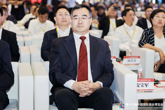 商务部安宝军：前七月，我国规上酿酒企业完成销售超5200亿，同比增长8.2%