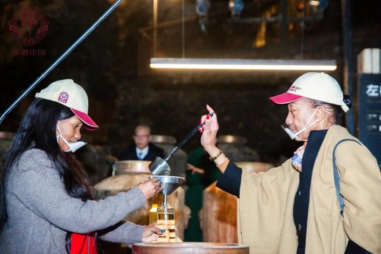 十国驻华大使齐赴郎酒庄园 百年郎酒大开国际大门与世界同行