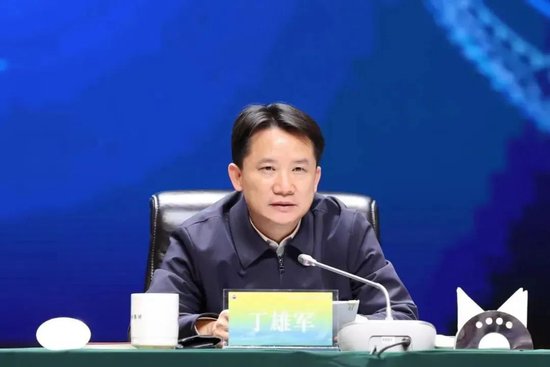 周鸿祎迈巴赫拍出990万,车主系前妻?问界M7致3死,两方回应前后“打架” 茅台要换帅?马斯克闪电来华