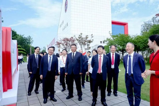 “T5”聚能“三届”， 露酒“振翅欲飞”