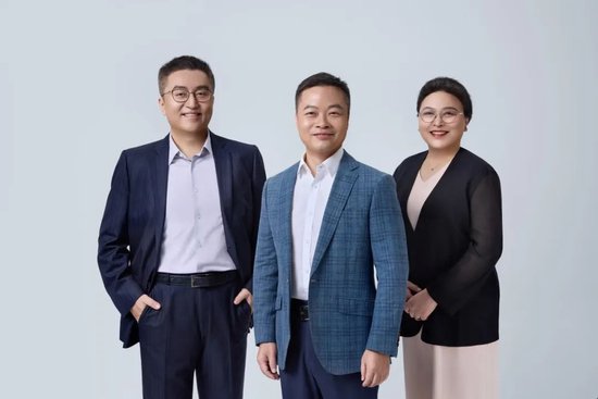 小鵬汽車核心高管團隊(左起:顧宏地、何小鵬、王鳳英)。