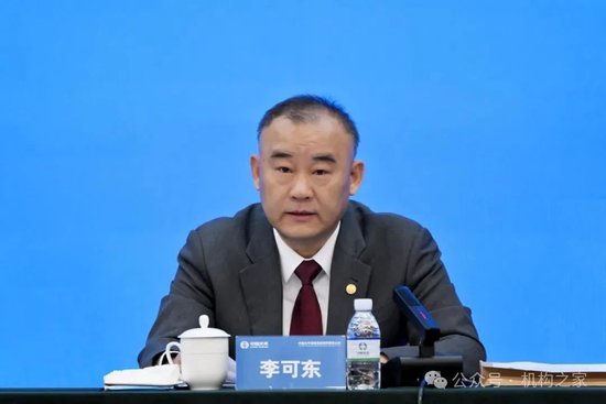 圖中人物係李可東