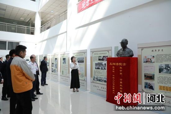 众人参观“王湘浩科学家精神图片及书画展”。 薛涛 摄