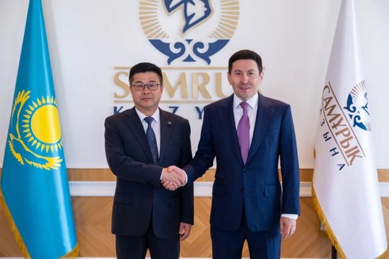 与萨姆鲁克-卡森纳国家基金主席扎库波夫会谈