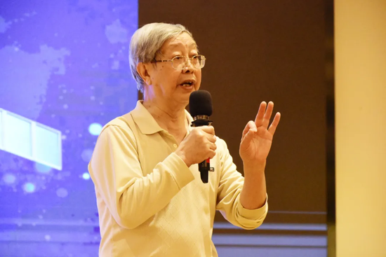 图为居民义工讲师、北京大学中文系教授、燕园居民钱理群(左);中国科学院院士、燕园居民王鼎盛(右)