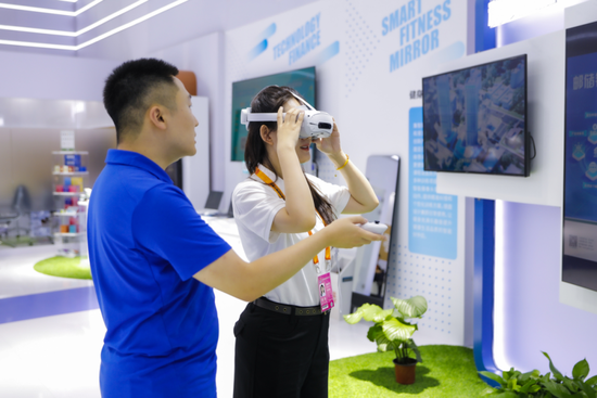 参观者佩戴MR眼镜体验元宇宙奇妙之旅
