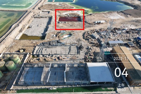2022年11月4日一号基坑(红框内)的状态:水体呈红色,湖泊水域靠近基坑。资料照片