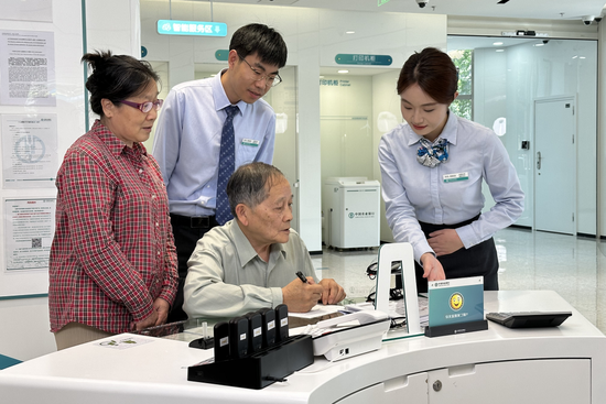 ▲农行上海曲阳支行为老年客户提供适老化金融服务