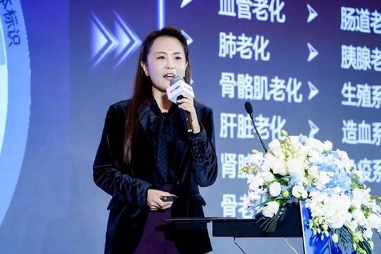 　　美年健康集团产品中心副总经理刘丹妍介绍“生物学年龄评估—血液学时钟”产品