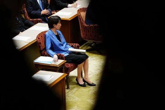  2025年11月26日，在位于日本东京的日本国会，日本首相高市早苗（左）在党首辩论会上发言。新华社记者贾浩成摄