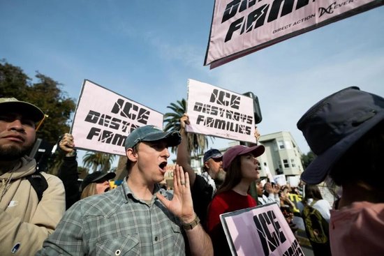  1月30日，人们在美国加利福尼亚州旧金山参加示威游行，抗议特朗普政府暴力移民执法。新华社发（朱子于摄）