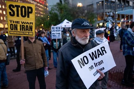  2026年3月2日，人们在美国加利福尼亚州旧金山参加集会，抗议美国对伊朗发动军事打击。新华社发（朱子于摄）