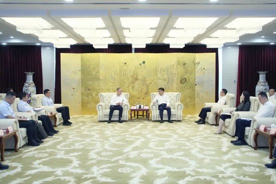 中国进出口银行董事长陈怀宇与鞍钢集团董事长谭成旭举行会谈