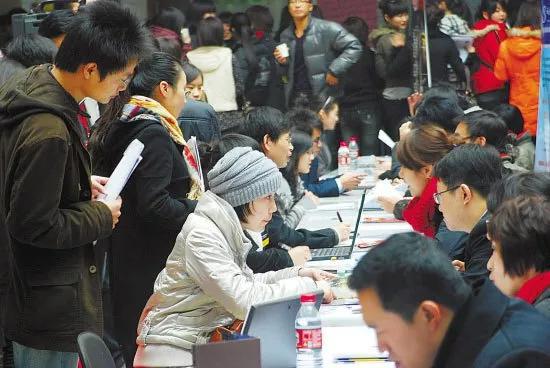 北京35岁以上人口_北京外来人口增速出现下降 近8成大学生35岁前离京