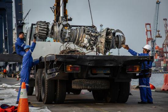 JT610航班一个引擎的残骸