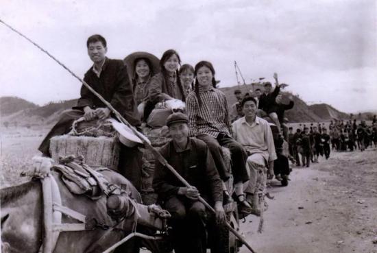 1980年,知青回城没有工作,于是开放小商品市场出现了个体户;