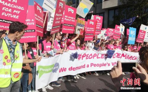 资料图:当地时间2018年10月20日,67万英国民众汇集在伦敦议会广场举行示威游行活动,呼吁对英国脱欧最终协议举行全民投票。图为示威游行队伍拉着横幅、举着标语牌,呼吁“人民投票”。#####filter0#####记者 张平 摄 资料图:当地时间2018年10月20日,67万英国民众汇集在伦敦议会广场举行示威游行活动,呼吁对英国脱欧最终协议举行全民投票。图为示威游行队伍拉着横幅、举着标语牌,呼吁“人民投票”。