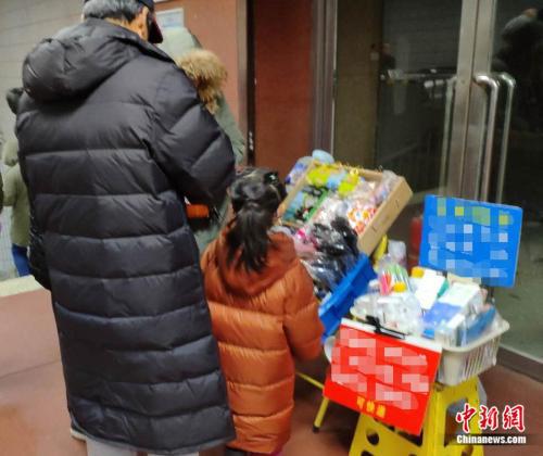 北京西城区,有人在地铁站出售直销公司产品。张旭 摄