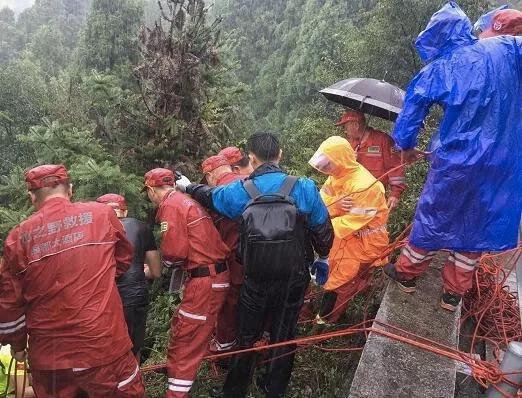 搜寻人员正在寻找遇害者