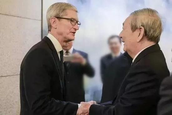 2017年10月30日，朱镕基与清华经管学院顾问委员会委员、苹果公司首席执行官蒂姆·库克握手交谈。