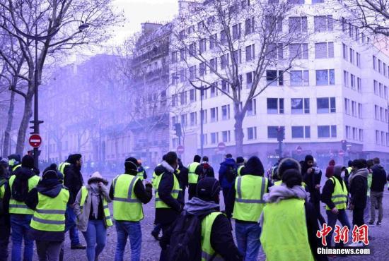 当地时间12月8日,巴黎发生新一轮大规模示威。这是巴黎连续第三个周六发生大规模示威,数以千计民众走上街头抗议。中新社记者 李洋 摄