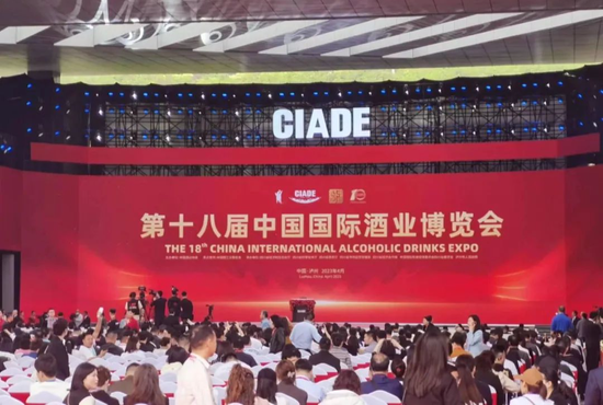 西凤酒亮相第十八届中国国际酒业博览会 董事长张正现身展馆