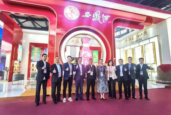 西凤酒亮相第十八届中国国际酒业博览会 董事长张正现身展馆