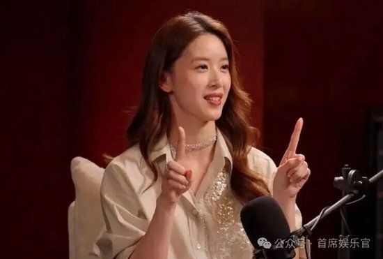 只会“嗯”“哇”“对”的复读机？ 章泽天采访何超琼被骂上热搜，为何会翻车？暴露了章泽天哪些短板？