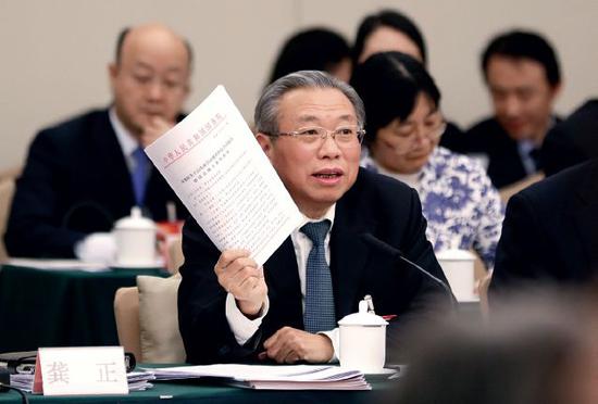 3月6日,十三屆全國人大一次會議山東省代表團在北京舉行全體會議,審議政府工作報告。全國人大代表、山東省委書記劉家義發言。攝影/本刊記者 杜洋
