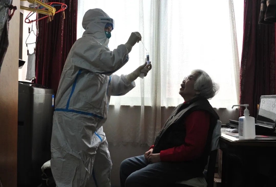 3月20日，上海杨浦区五角场街道社区，防疫工作人员为了方便社区一些行动不便的老人，主动联系上门采样服务。