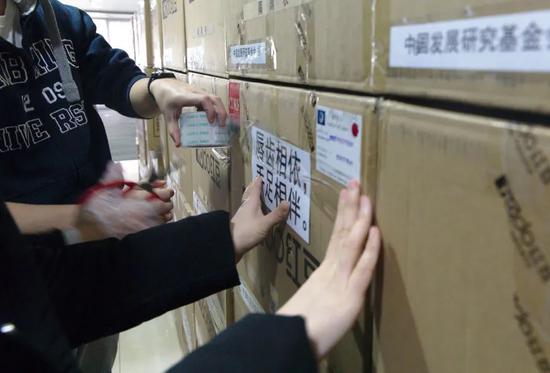 基金会的同事们将诗句贴上箱子,送往各县
