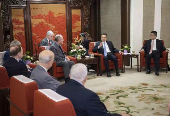 ▲11月1日,国务院总理李克强在北京中南海紫光阁会见美国联邦参议员亚历山大率领的美国参、众两院访华代表团。 (新华社)