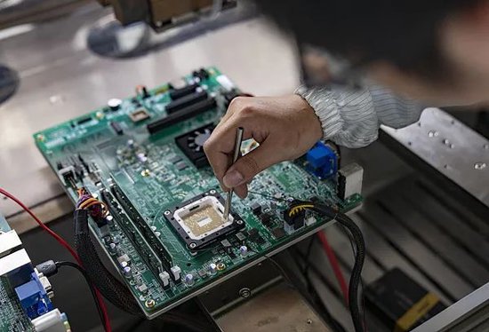 浙江省金华市龙芯科创园内,工作人员正在记录芯片数据。