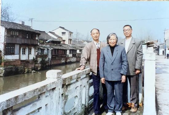 冯叔的父亲、姑姑和叔叔