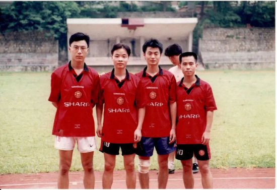1990 年代,何小鵬和本科同學在華南理工大學校園。