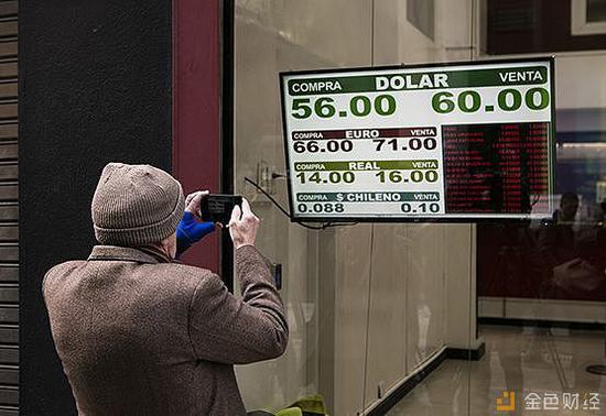  （当地时间2019年8月12日，阿根廷布宜诺斯艾利斯，一名男子拍摄汇率牌。视觉中国 图）